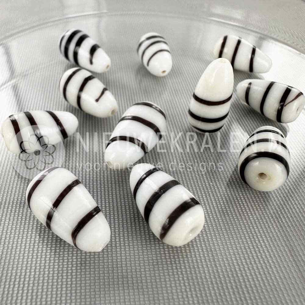 Kromanti druppel glaskralen wit-zwart 17×10mm – handgemaakte glaskralen, elke kraal is uniek en perfect voor Surinaamse sieraden.