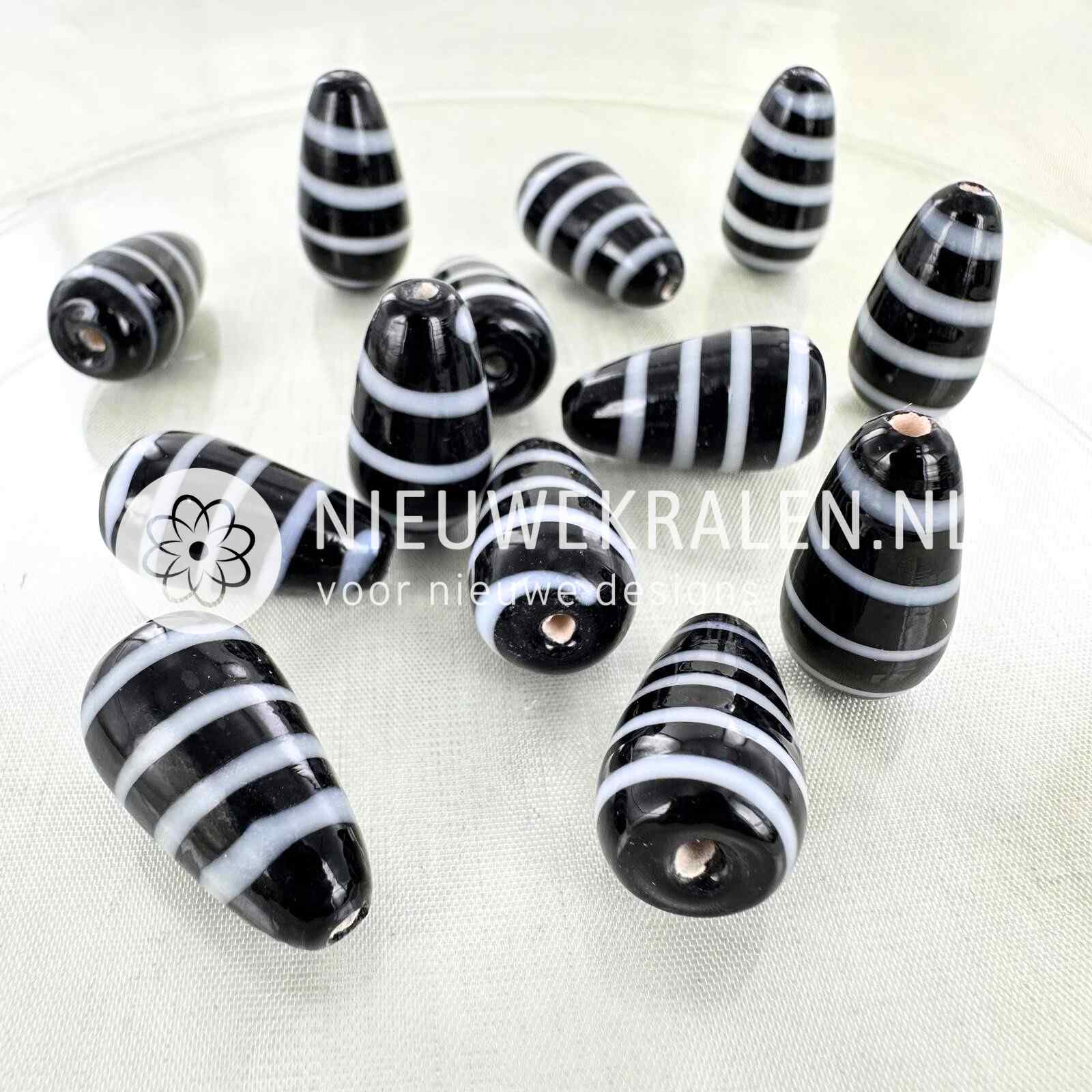 Kromanti druppel glaskralen zwart-wit 20×11mm – handgemaakte glaskralen, elke kraal is uniek en perfect voor Surinaamse sieraden.