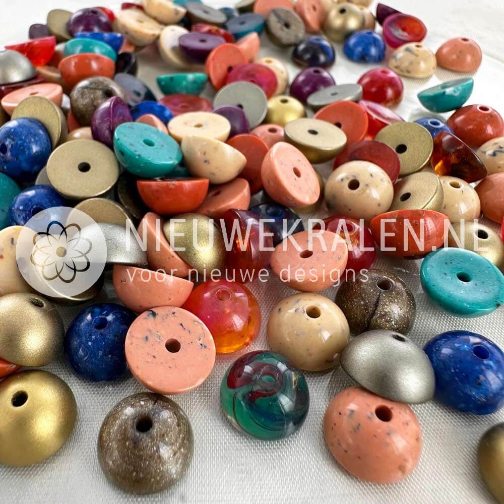 Halve Italiaanse kunststof kralen van 10 mm in een mix van verschillende kleuren.