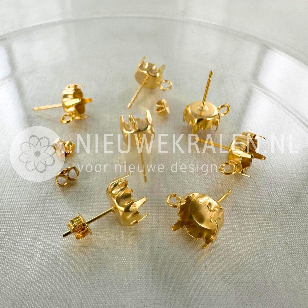 Vergulde oorstekers met setting voor puntstenen SS39 (ca. 8 mm), nikkelvrij en afgewerkt met E-coating. Geschikt voor Swarovski en Preciosa Round Stones. NieuweKralen.nl