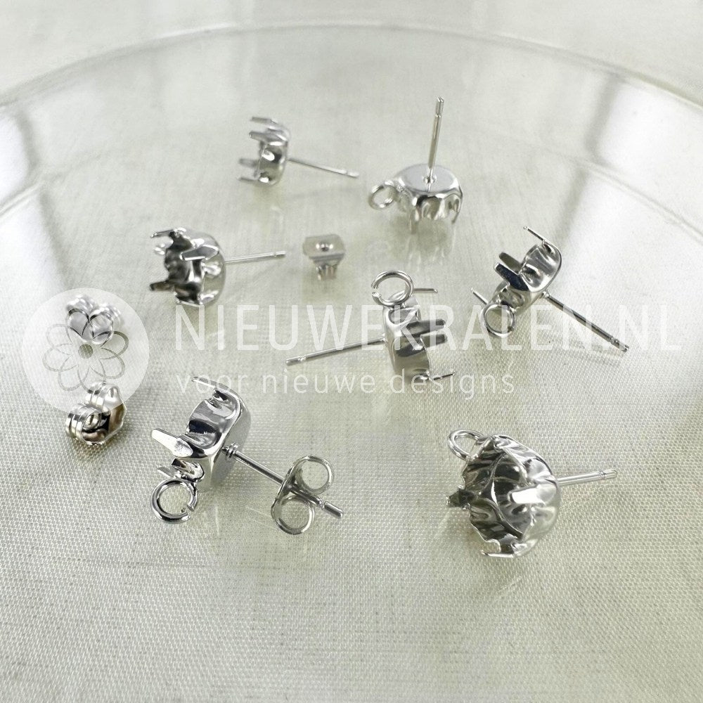 Zilverkleurige oorstekers met setting voor puntstenen SS39 (ca. 8 mm), nikkelvrij en afgewerkt met E-coating. Geschikt voor Swarovski en Preciosa Round Stones. NieuweKralen.nl