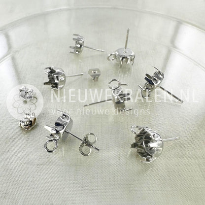 Zilverkleurige oorstekers met setting voor puntstenen SS39 (ca. 8 mm), nikkelvrij en afgewerkt met E-coating. Geschikt voor Swarovski en Preciosa Round Stones. NieuweKralen.nl