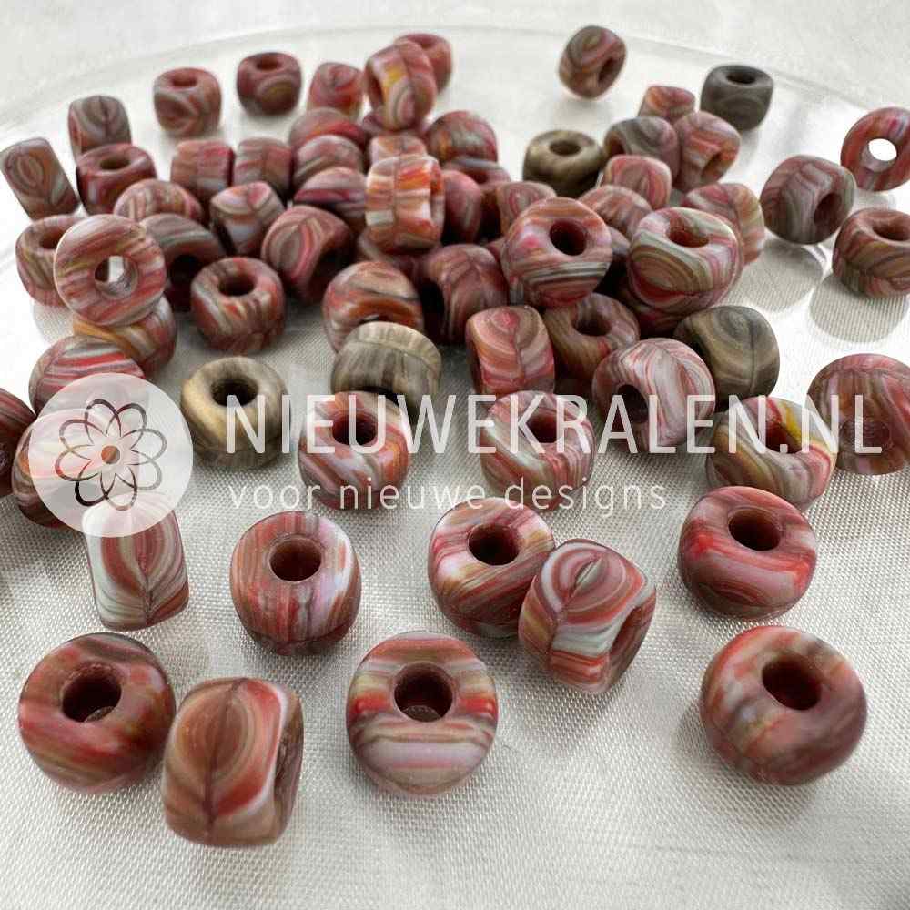 Pony Beads 9mm mat multicolor – Tsjechische glaskralen in een unieke kleurcombinatie (o.a. bruin, rood en groen) met een matte afwerking met groot rijggat