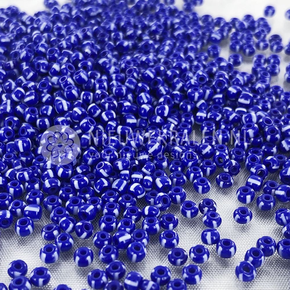 Preciosa gestreepte rocailles 8/0 (3 mm) blauw met witte strepen. 