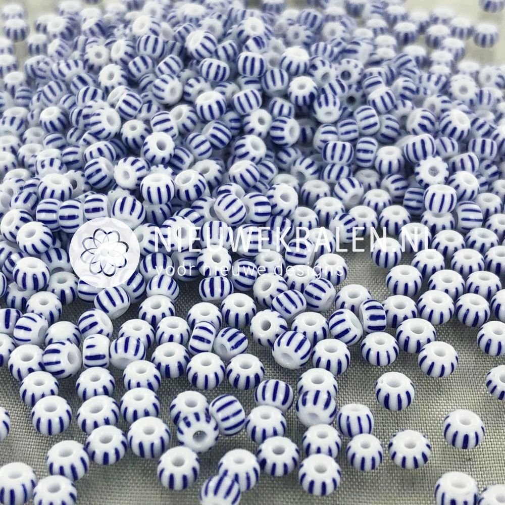 Preciosa gestreepte rocailles 8/0 (3 mm) wit met blauwe strepen. 