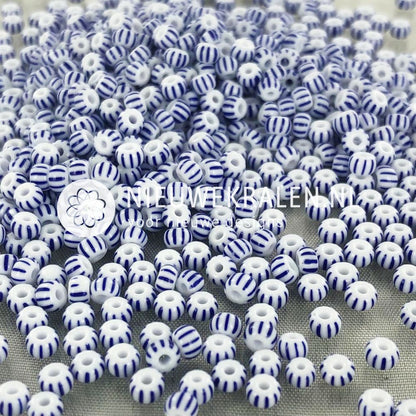 Preciosa gestreepte rocailles 8/0 (3 mm) wit met blauwe strepen. 