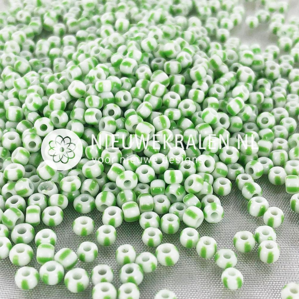 Preciosa gestreepte rocailles 8/0 (3 mm) wit met groene strepen.