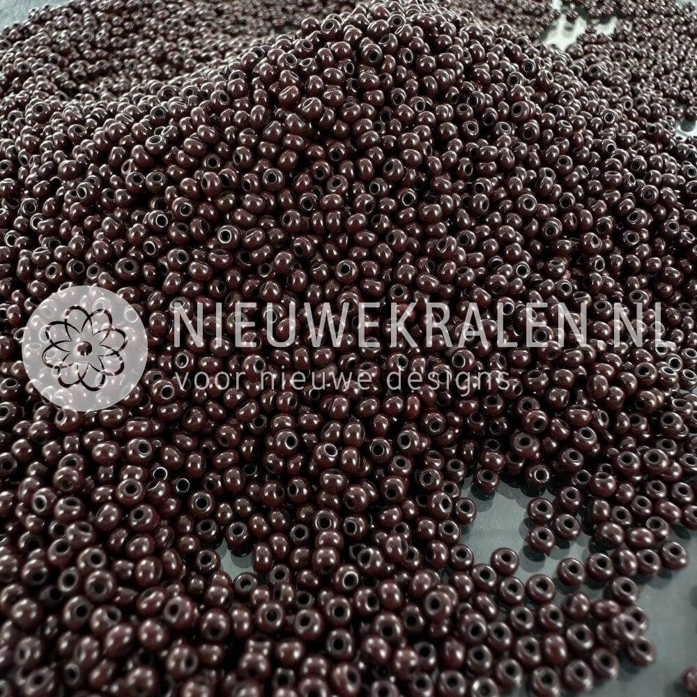 Preciosa rocailles 11/0 dark brown tango 2 mm Tsjechische glaskralen opaque donkerbruin