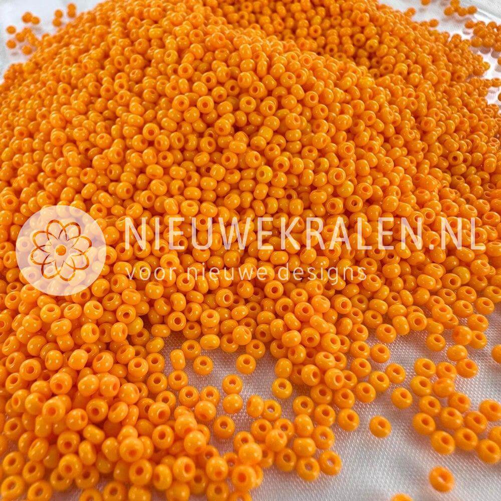 Preciosa rocailles 11/0 light orange 2 mm Tsjechische glaskralen opaque oranje