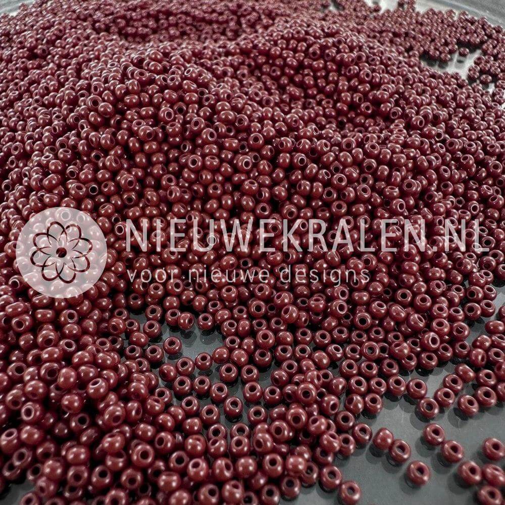 Preciosa rocailles 11/0 red brown coral 2 mm Tsjechische glaskralen opaque roodbruin