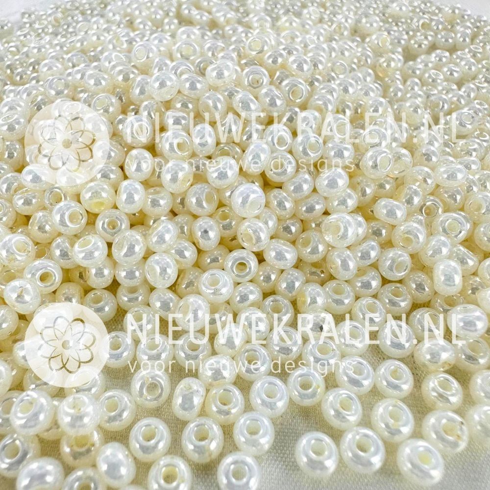 Preciosa rocailles 6/0 (4 mm) Ceylon Pearl (47102) – Tsjechische seed beads en borduurkralen in parelmoer licht crèmewit.
