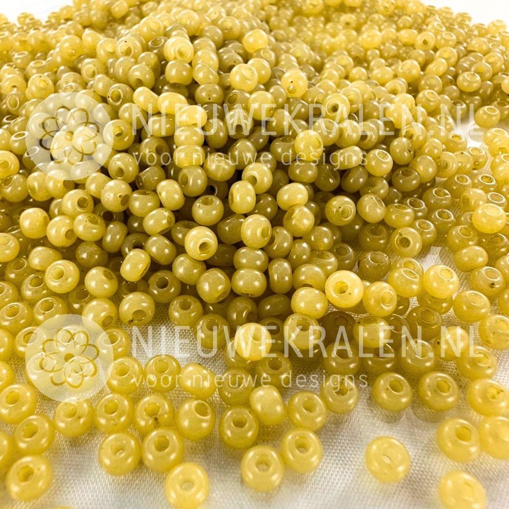 Preciosa rocailles 6/0 Pastel Olive Yellow – Pastel groengele Tsjechische seed beads en borduurkralen van ca. 4 mm