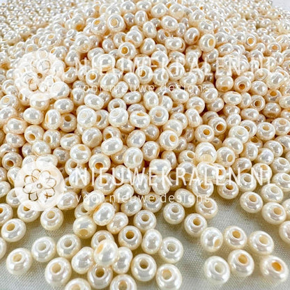 Preciosa rocailles 6/0 (4 mm) Shell Pearl Deluxe (46113) – Tsjechische seed beads en borduurkralen in parelmoer crème van ca. 4 mm.
