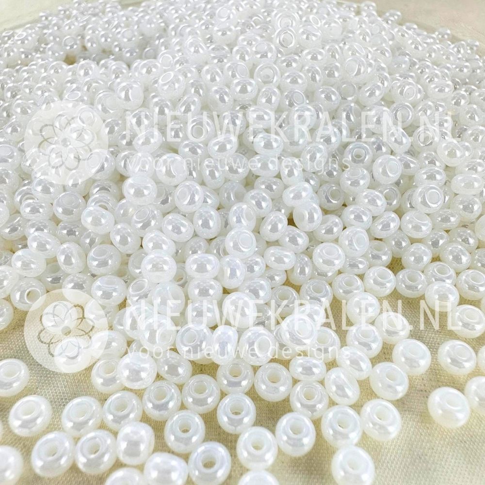 Preciosa rocailles 6/0 White Sfinx Pearl (57102) – Smokey witte Tsjechische seed beads en borduurkralen met parelmoerglans van ca. 4 mm