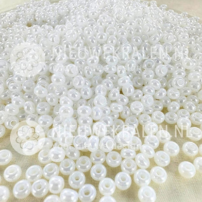 Preciosa rocailles 6/0 White Sfinx Pearl (57102) – Smokey witte Tsjechische seed beads en borduurkralen met parelmoerglans van ca. 4 mm