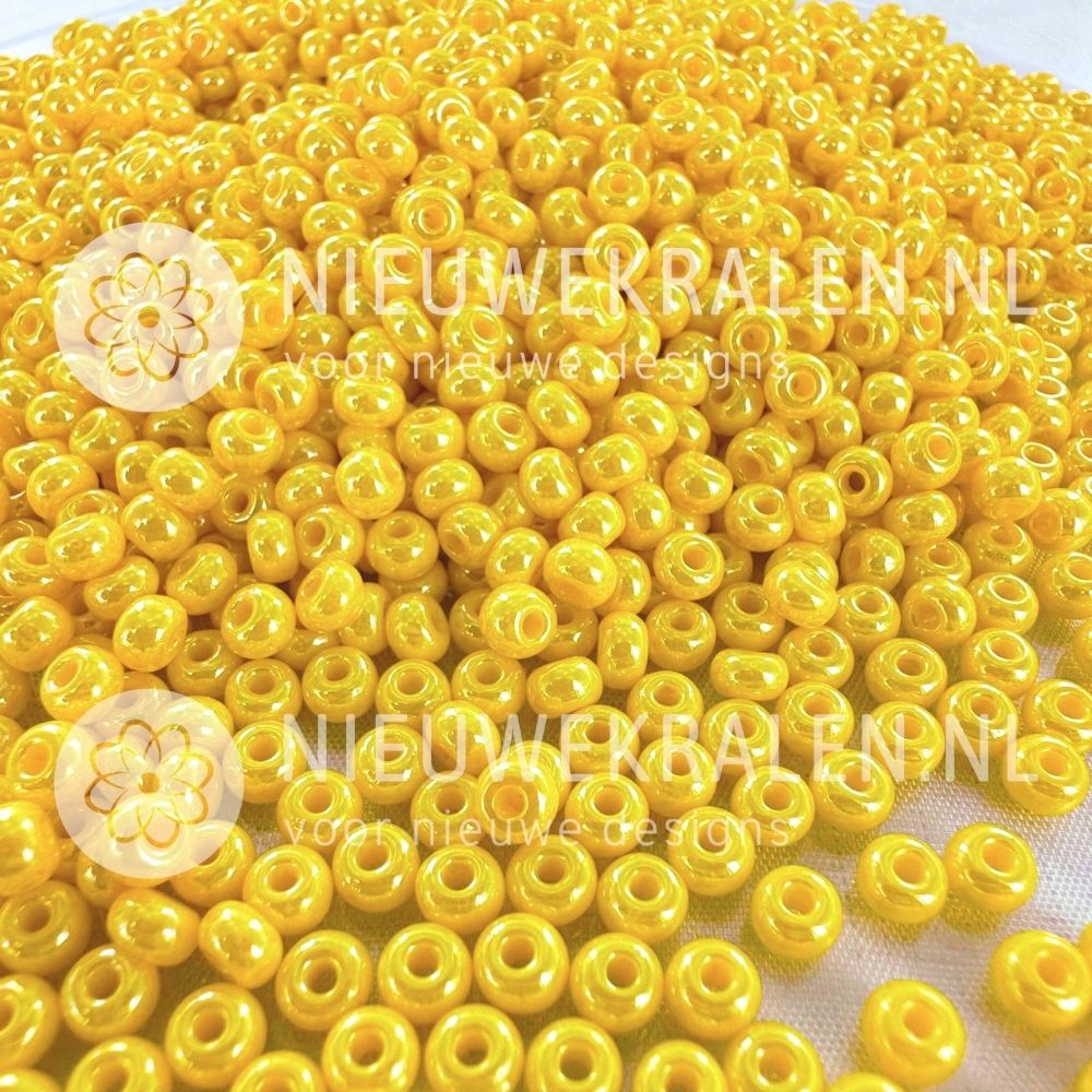 Preciosa rocailles 6/0 Yellow Sfinx (88130) – gele Tsjechische seed beads en borduurkralen met parelmoerglans van ca. 4 mm