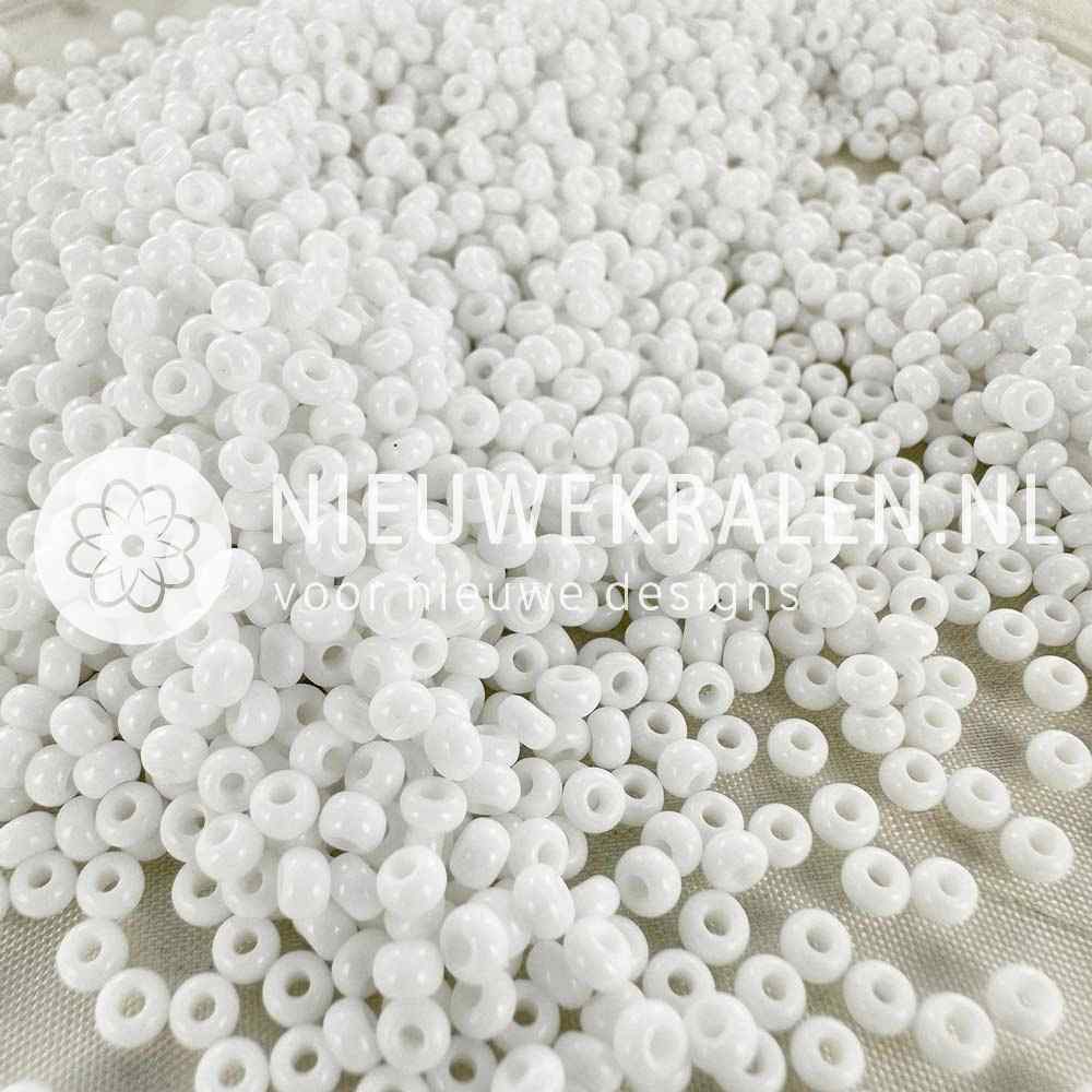 Preciosa rocailles 8/0 (3mm) opaque wit – uniforme Tsjechische glaskralen voor sieraden en borduren