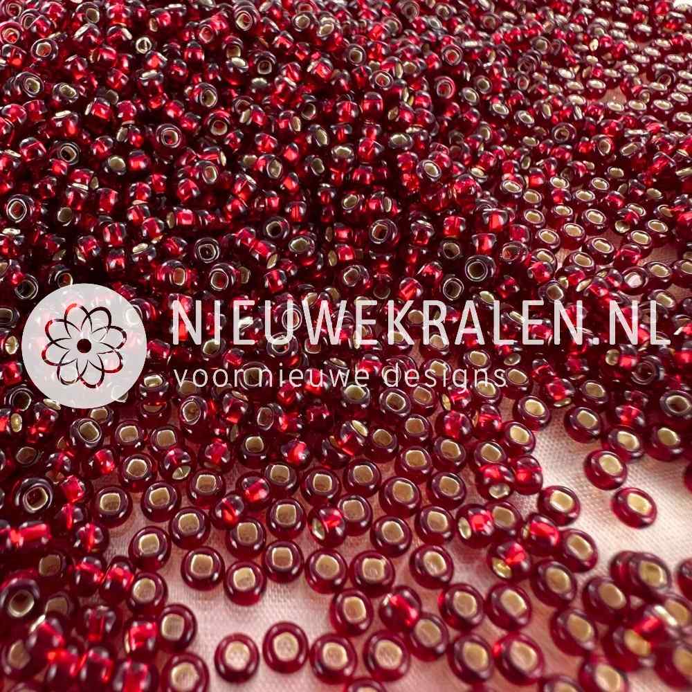 Preciosa rocailles 8/0 (3mm) ruby silverlined – Tsjechische glaskralen in transparant rood met zilverkleurige kern, voor sieraden en borduren.
