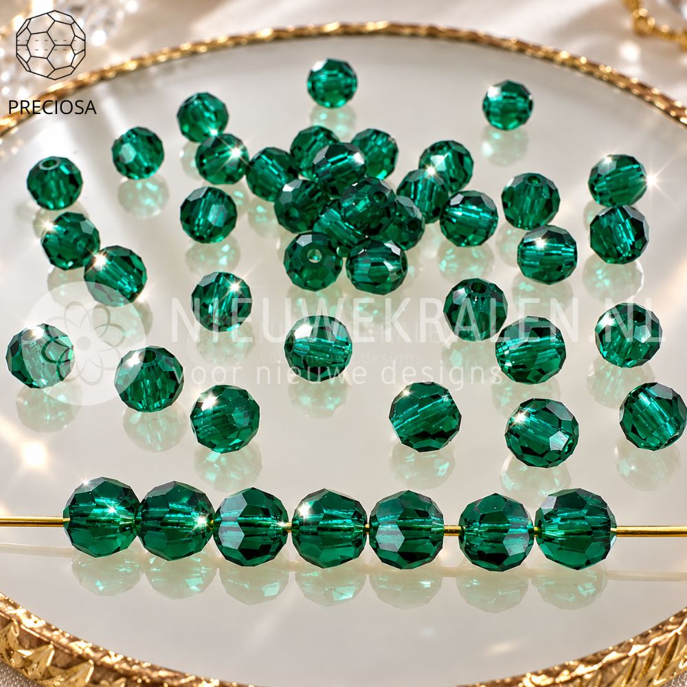 Preciosa Round Bead 4 mm Emerald (50730) van Preciosa Crystals in een smaragdgroene kleur. Close-up foto