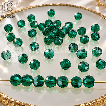 Preciosa Round Bead 4 mm Emerald (50730) van Preciosa Crystals in een smaragdgroene kleur. Close-up foto