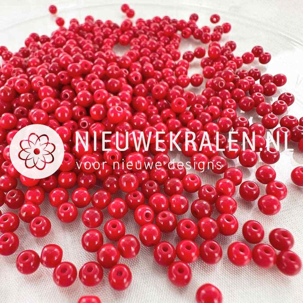 Pressed Beads glaskralen 4mm rond rood – Tsjechische Boheemse kralen, ideaal voor sieraden maken.