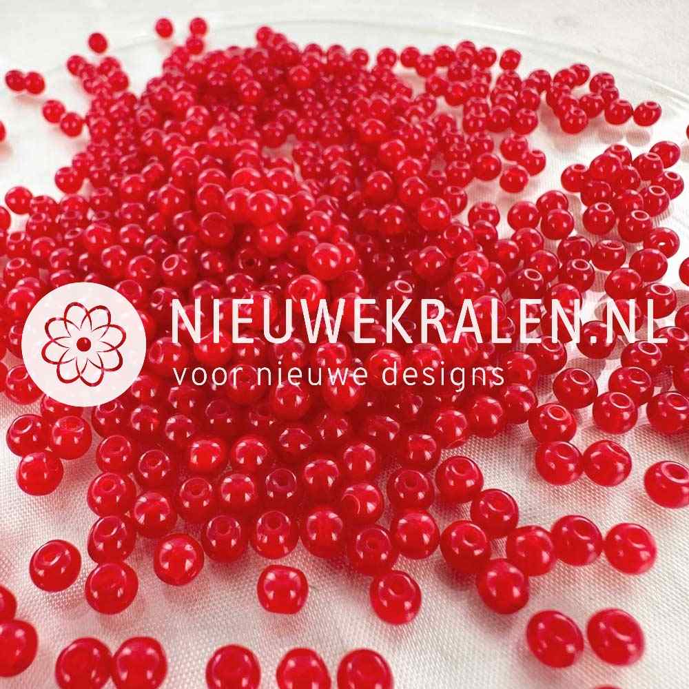 Pressed Beads glaskralen 4mm rond semi transparant rood – Tsjechische Boheemse kralen, ideaal voor sieraden maken.