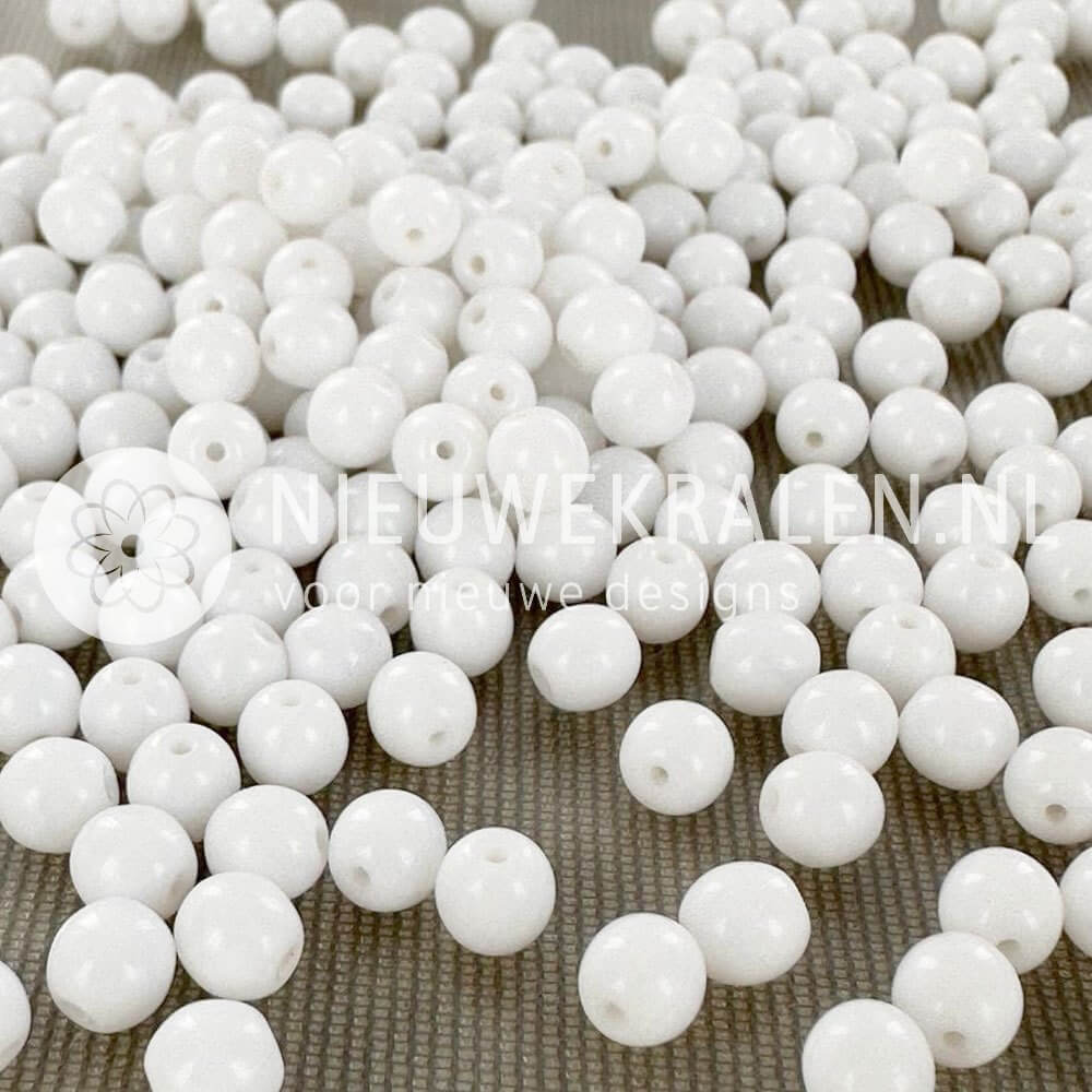 Ronde Pressed Beads glaskralen van 5 mm in opaque wit