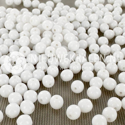 Ronde Pressed Beads glaskralen van 5 mm in opaque wit