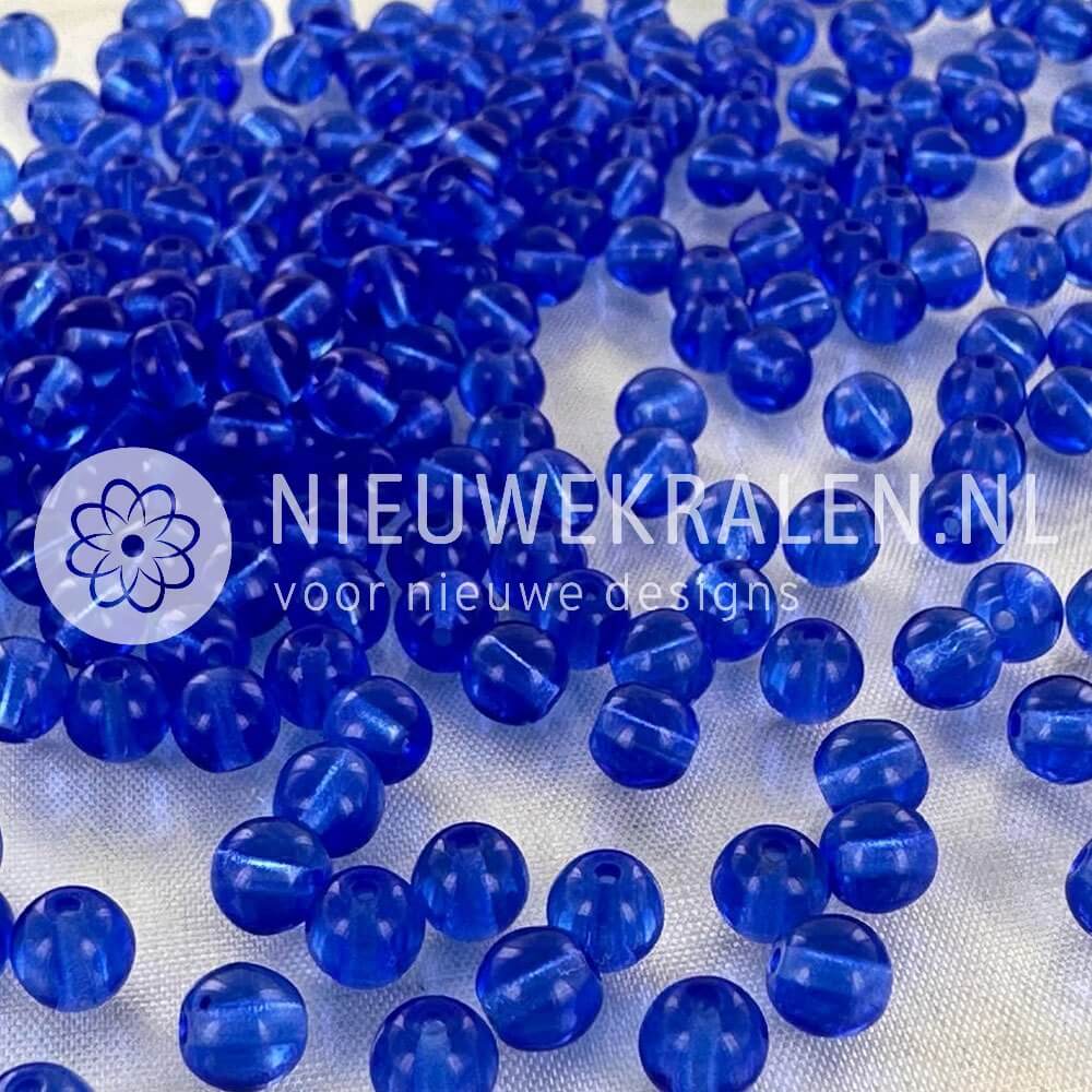 Ronde Pressed Beads glaskralen van 5 mm in transparant sapphire blauw, Tsjechische glaskralen