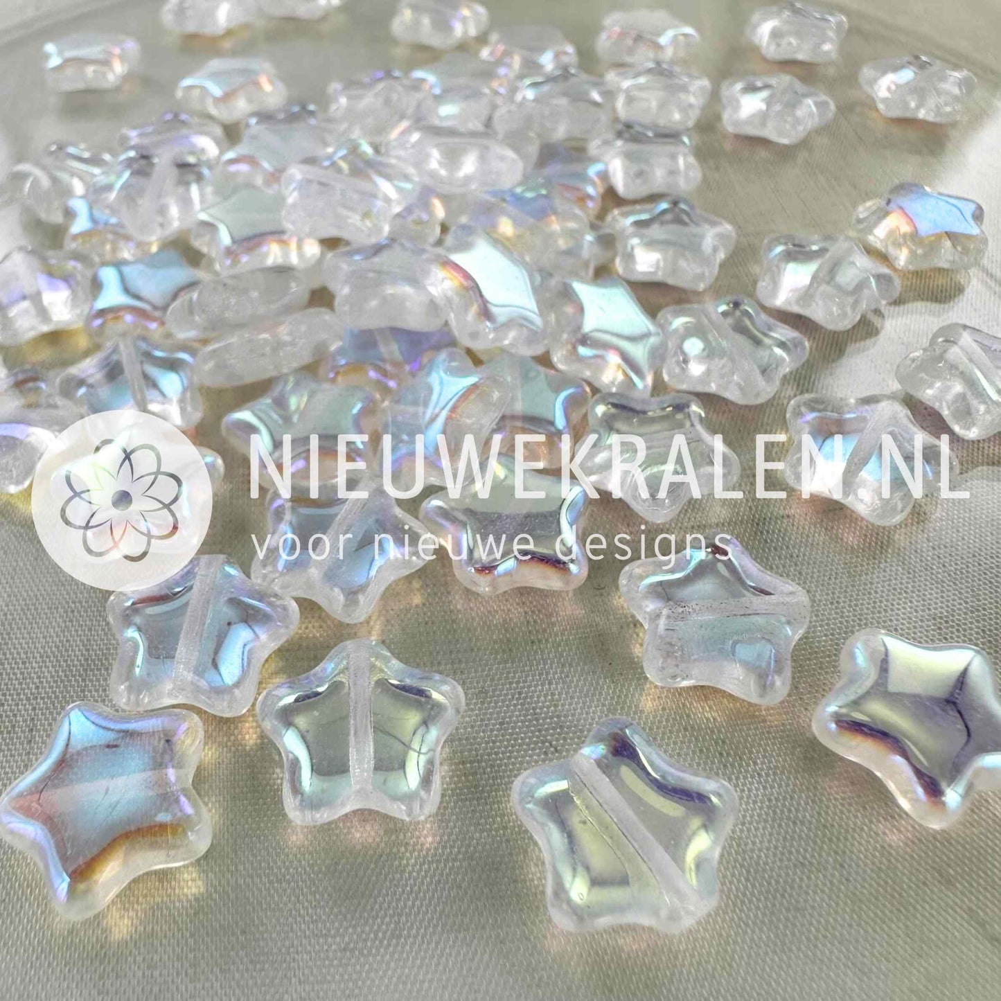 Sterretjes glaskralen 12 mm in de kleur kristal ab – Tsjechisch glas, pressed beads, voor sieraden maken. Nieuwekralen.nl.