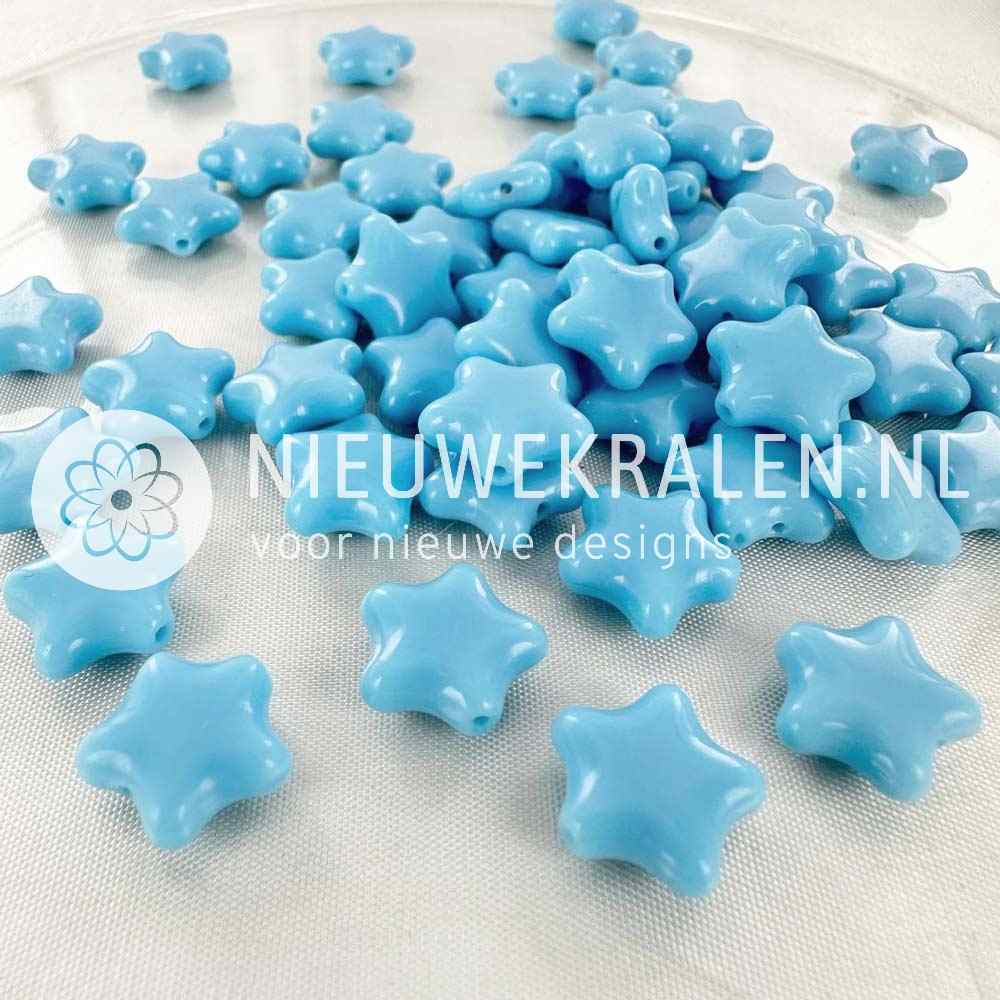 Sterretjes glaskralen 12 mm in de kleur opaque babyblauw – Tsjechisch glas, pressed beads, voor sieraden maken. Nieuwekralen.nl.