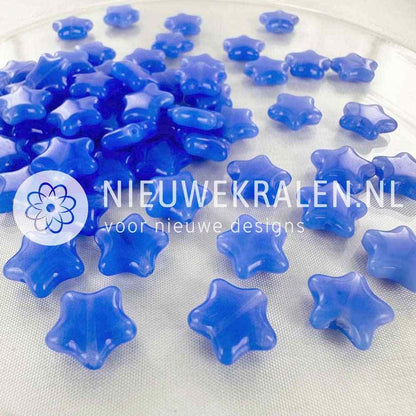 Sterretjes glaskralen 12 mm in de kleur semi transparant blauw – Tsjechisch glas, pressed beads, voor sieraden maken. Nieuwekralen.nl.