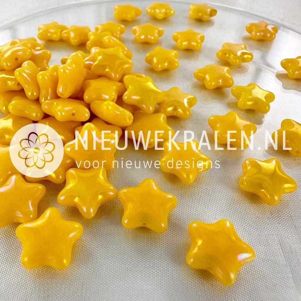 Sterretjes glaskralen 12 mm in de kleur opaque geel – Tsjechisch glas, pressed beads, voor sieraden maken. Nieuwekralen.nl.