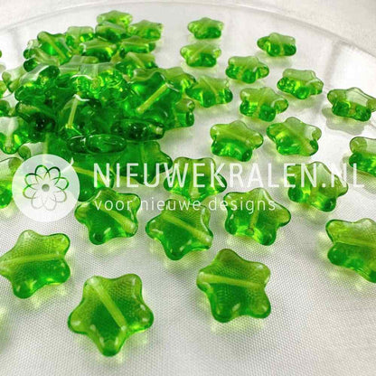 Sterretjes glaskralen 12 mm in de kleur transparant groen – Tsjechisch glas, pressed beads, voor sieraden maken. Nieuwekralen.nl.