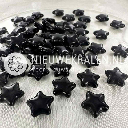 Sterretjes glaskralen 12 mm in de kleur opaque zwart – Tsjechisch glas, pressed beads, voor sieraden maken. Nieuwekralen.nl.