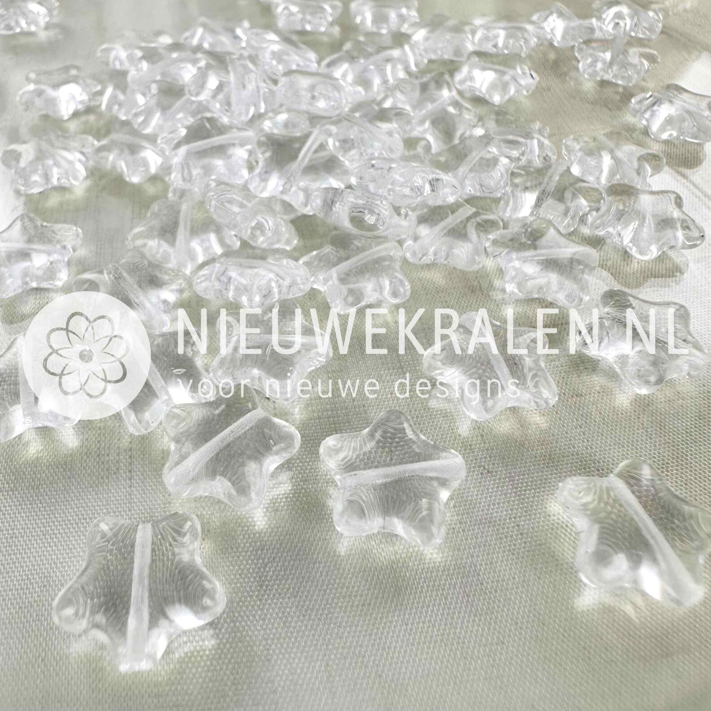 Sterretjes glaskralen 12 mm in de kleur transparant kristal – Tsjechisch glas, pressed beads, voor sieraden maken. Nieuwekralen.nl.