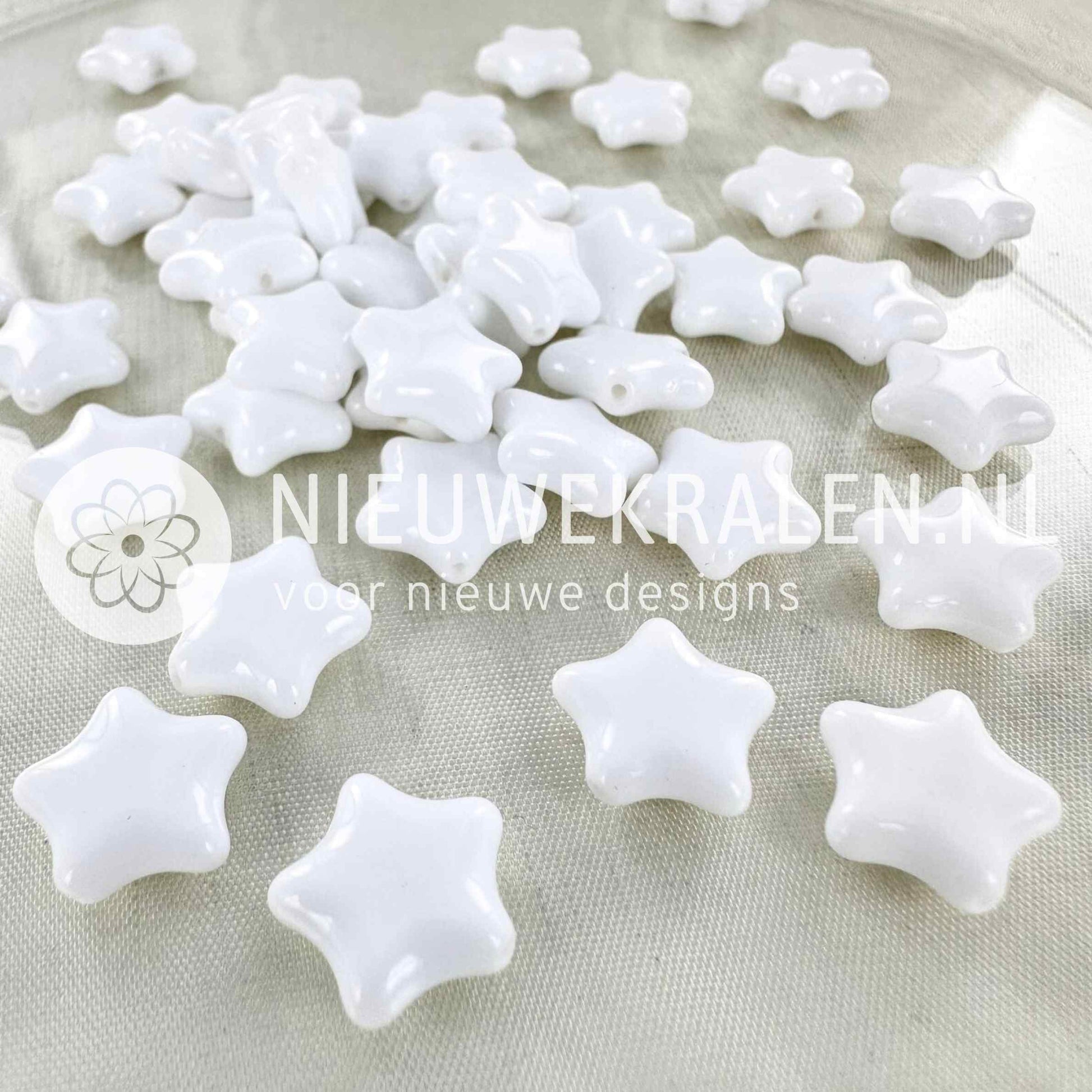 Sterretjes glaskralen 12 mm in de kleur opaque wit – Tsjechisch glas, pressed beads, voor sieraden maken. Nieuwekralen.nl.