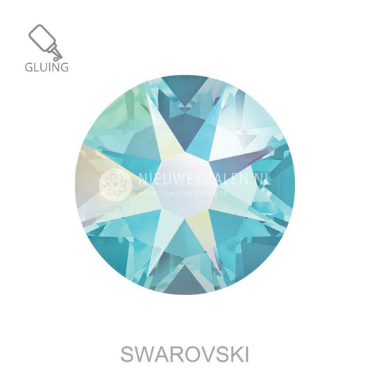 Swarovski plakstenen Non Hotfix SS16 Aquamarine AB (202AB) – luxe flatback kristallen zonder lijmlaag in Lichtblauwe tint met Aurora Borealis (AB) coating die een magisch regenboogeffect creëert.