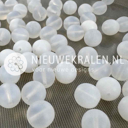 Tsjechische glaskralen rond 10mm mat smokey wit semi transparant – pressed beads Boheems glas