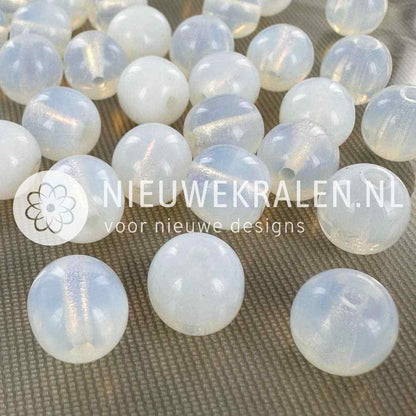 Tsjechische glaskralen rond 10mm smokey wit semi transparant – pressed beads Boheems glas