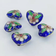 Video laden en afspelen in Gallery-weergave, Cloisonne kralen hartje 16mm blauw per stuk
