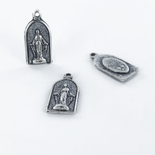 Afbeelding in Gallery-weergave laden, Maria bedeltjes hanger ovaal 21mm antiek zilver per stuk
