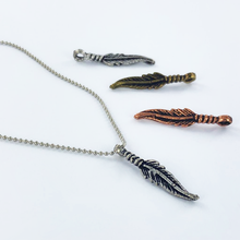 Afbeelding in Gallery-weergave laden, Bedel hanger veertje 24mm antiek zilver per stuk
