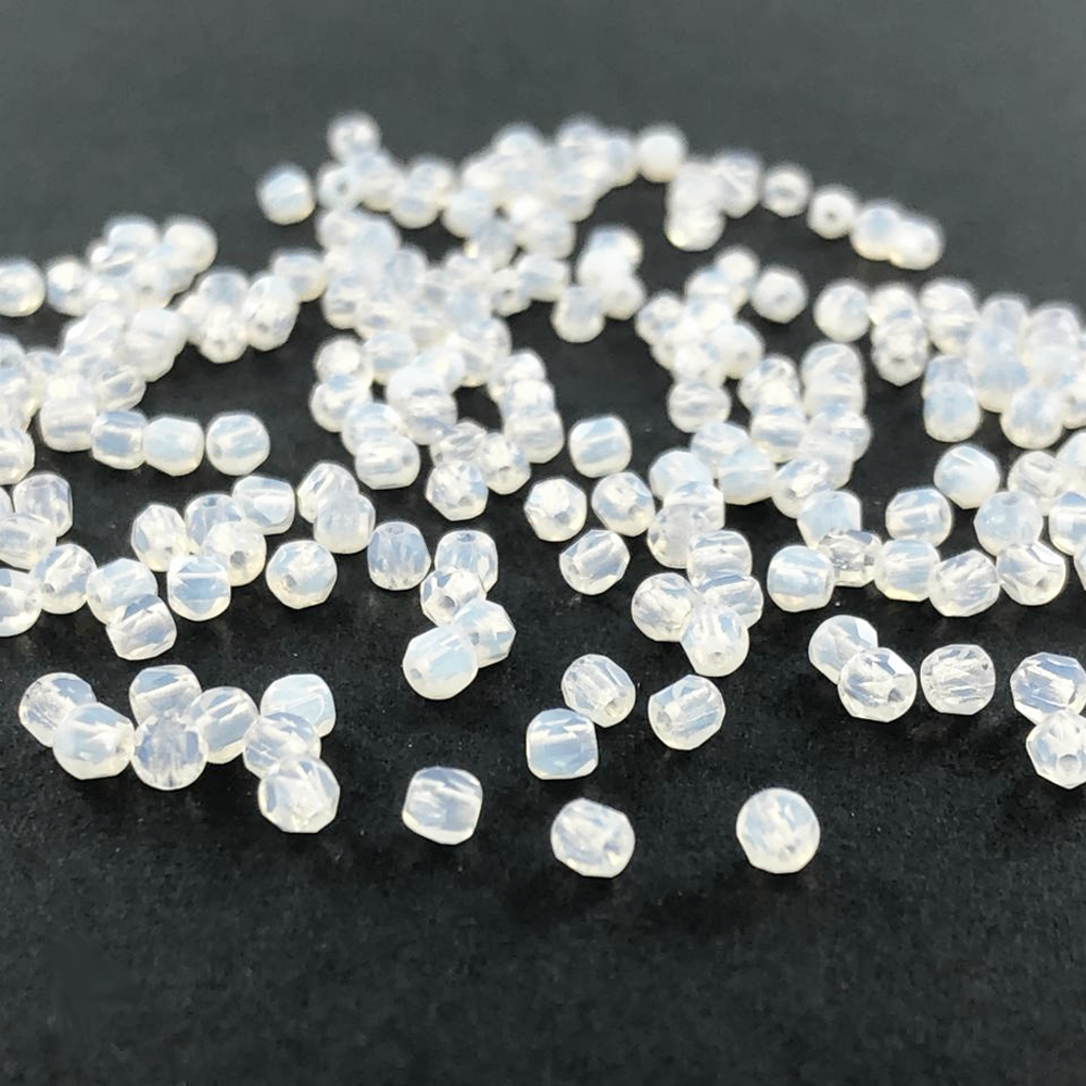 Tsjechische facet kralen rond 4mm smokey wit per 10 stuks