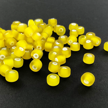 Afbeelding in Gallery-weergave laden, Glaskralen cilinder 7mm mat geel per 10 gram
