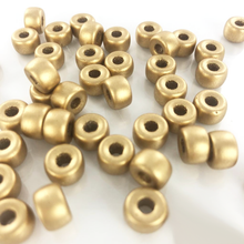 Afbeelding in Gallery-weergave laden, Glaskralen groot gat 9mm goud per 10 stuks
