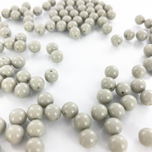 Afbeelding in Gallery-weergave laden, Kleine glaskralen rond grijs 7mm per 30 stuks
