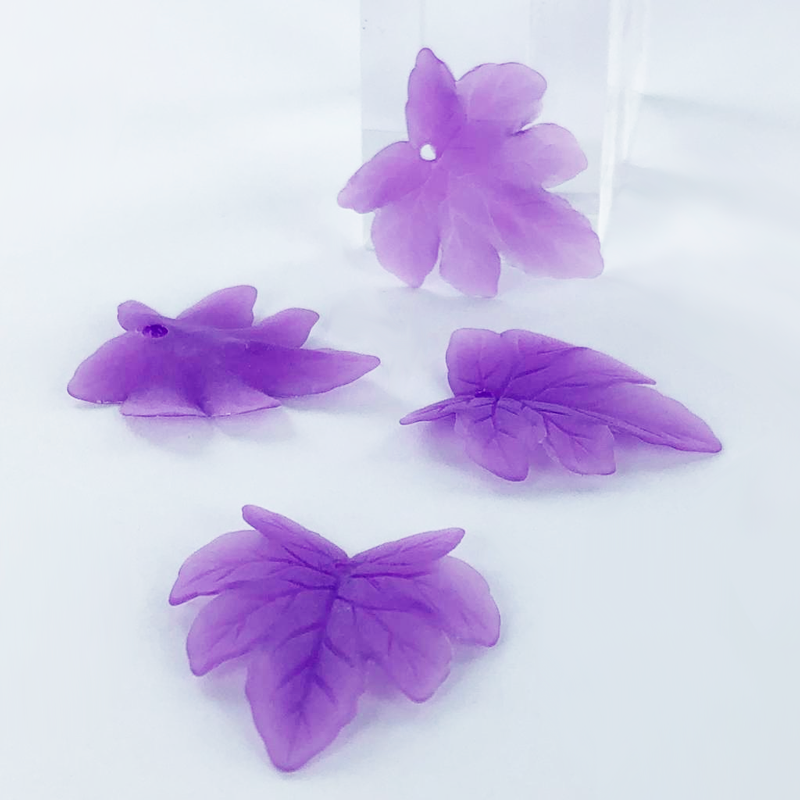 Hanger bedel blaadje 28mm lila per stuk