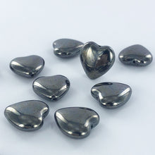 Afbeelding in Gallery-weergave laden, Hartjes kralen glas 15mm antraciet per 2 stuks
