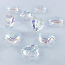 Afbeelding in Gallery-weergave laden, Hartjes kralen glas 15mm kristal irise per 2 stuks
